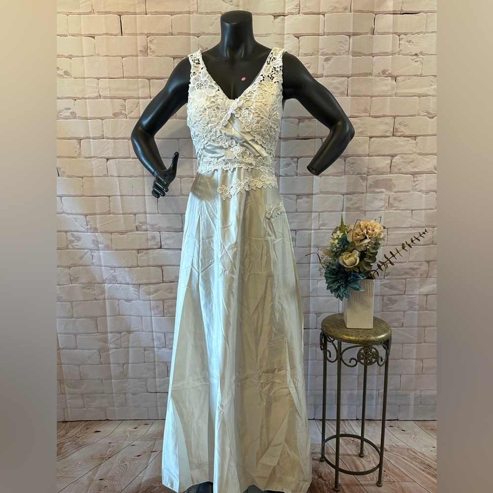 Handmade Elegant Cream Lace Wedding Dress